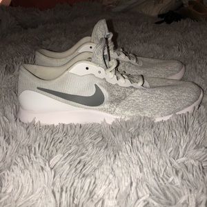 White nike running